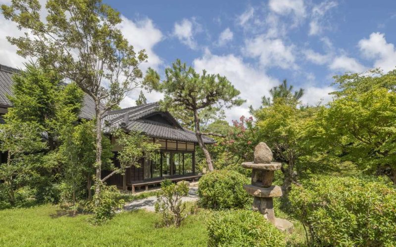 Shisui Hotel Blooms in the Garden of an Ancient Japanese Temple
